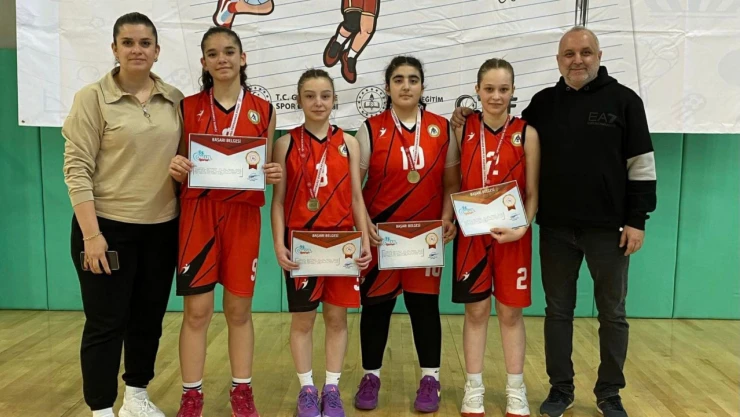 Atatürk Ortaokulu Yıldız Kızlar Takımı Bölge Şampiyonu Oldu
