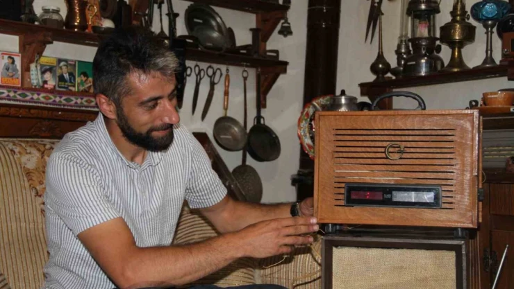 Atık Malzemeler Nostaljik Radyolara Dönüşüyor