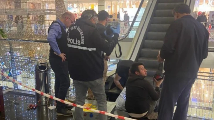 AVM'de Dehşet Anlar! Küçük Çocuğun 3 Parmağı Koptu