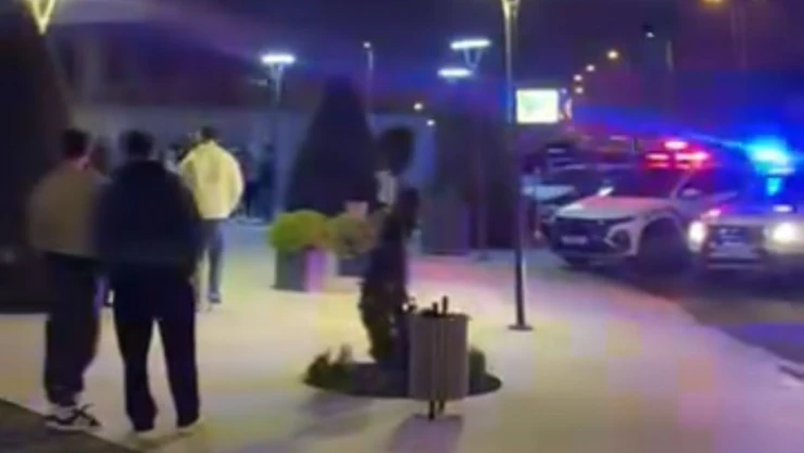 AVM'ye Silahla Girmek İstediler, Tartışma Çıktı