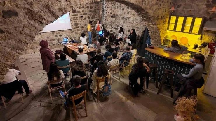 Avrupalı Gençlerden Tarihe Dokunuş