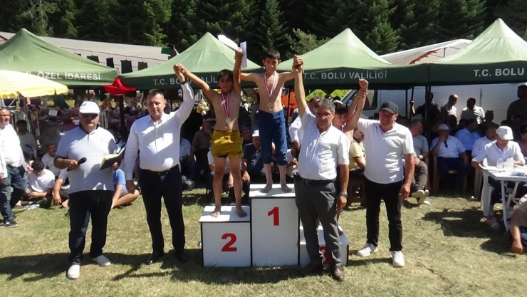 Ayakkabılarını Çıkararak Örnek Bir Davranış Sergiledi