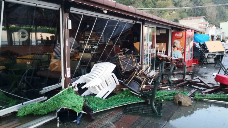 Ayancık'ta Dev Dalgalar İş yerlerine Zarar Verdi