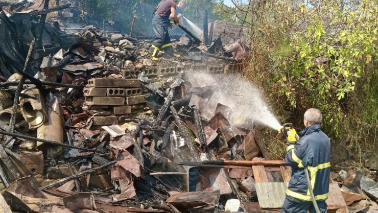 Ayancık'ta Kullanılmayan Ahşap Ev Yandı