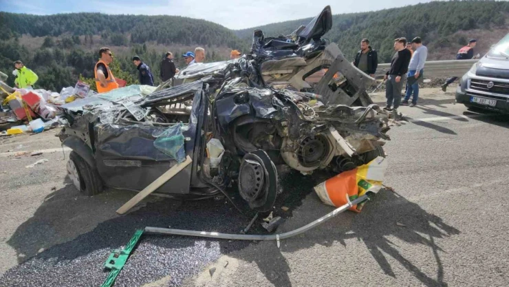 Aynı Aileden 4 Kişi Feci Kazada Can Verdi, Araçlarından Geriye Demir Yığını Kaldı