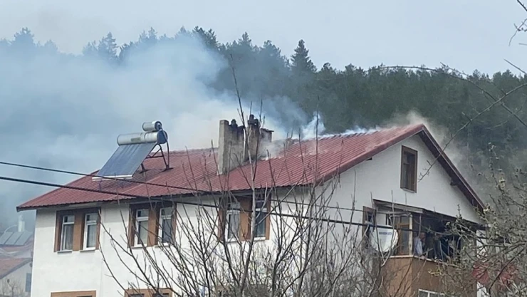 Azdavay Gümürtler Köyü'nde Çatı Yangını Kontrol Altına Alındı