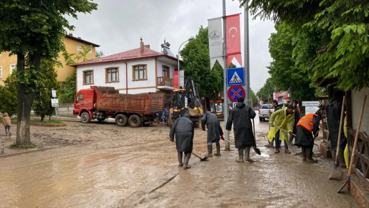 Azdavay yaralarını sarıyor