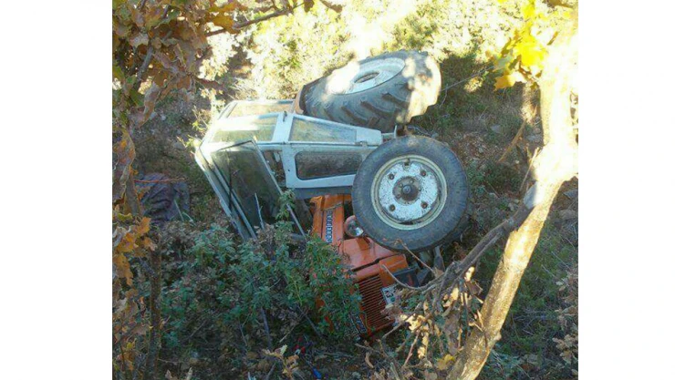 Baba, kız traktörün altında kaldı