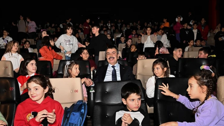Bakan Tekin, Çocuklarla 'Rafadan Tayfa' Filmini İzledi