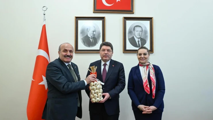 Bakan Tunç'a Sarımsak Hediye Edildi