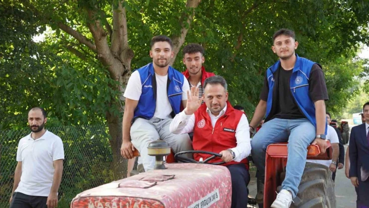 Bakan Yardımcısı Eminoğlu Gençlerle Hasat Yaptı