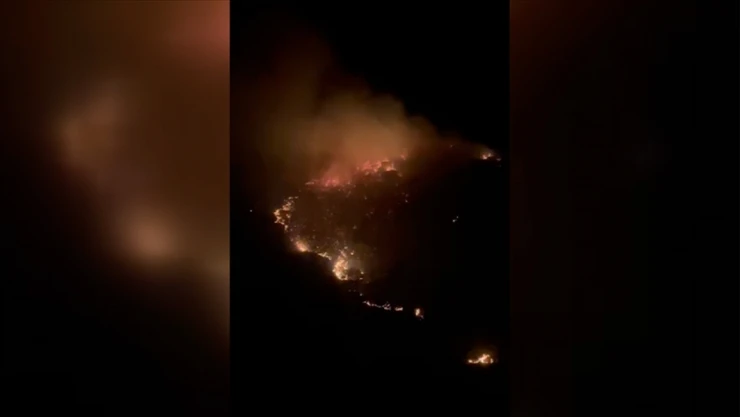 Balıkesir Marmara Adası'nda Çıkan Yangına Müdahale Ediliyor