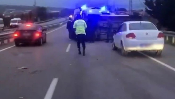 Bariyerlere Çarpan İşçi Servisi Yan Yattı: 15 Yaralı