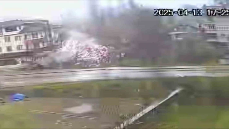 Bartın'da Ağaca Düşen Yıldırım Kamerada