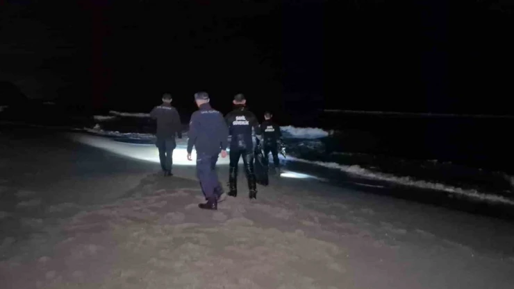 Elbiseleri İle Denize Girdi, Ekipleri Harekete Geçirdi