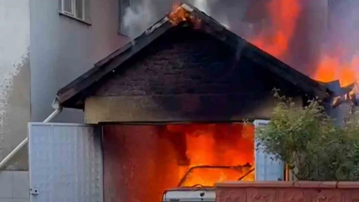 Garaj Ve İçerisindeki Otomobil Alev Alev Yandı