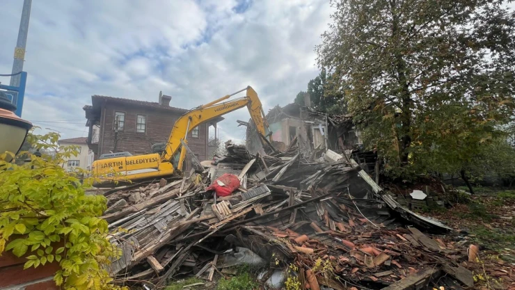 Bartın'da Kontrollü Yıkım Çalışması