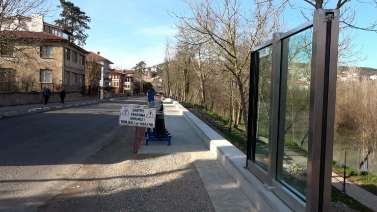 Sele Karşı Camdan Duvar Örülüyor