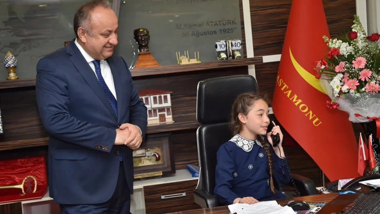 Başkan Babaş koltuğunu Zeynep Sena'ya bıraktı