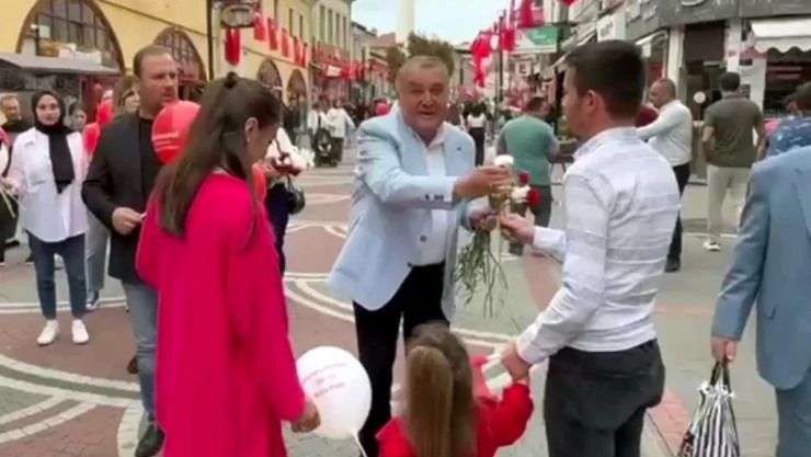 Başkan Fırıncıoğlu karanfil ve balon dağıttı