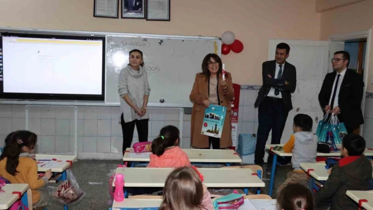 Başkan Şahiner, Öğrencilere Tatil Seti Hediye Etti