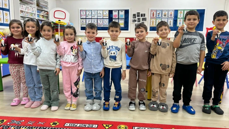 Başkan Uzuner, Öğrencilere Atatürk Heykeli Armağan Etti