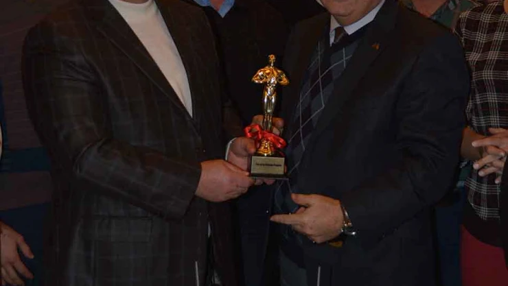 Başkan Uzuner'e personelinden ödül