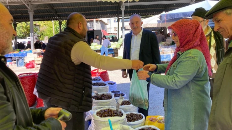 Başkan Yazkan, Araç İlçe Pazarını Ziyaret Etti