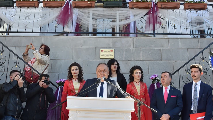 Başkan'dan, kadınlara tarihi canlandıran hediye