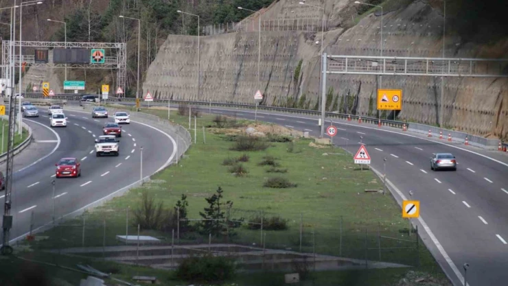 Tatilcilerin Otoyoldaki Akıcı Yoğunluğu Sürüyor