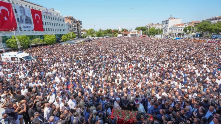 Belediye Başkanı Hasan Baltacı, Ferdi Zeyrek'i Manisa'da Son Yolculuğuna Uğurladı