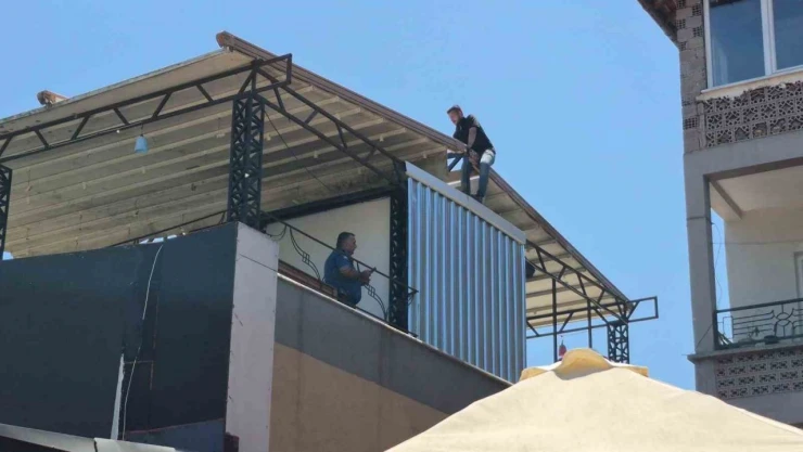 Belediye Başkanı İle Görüşmek İsteyen Kişi Çatıya Çıktı