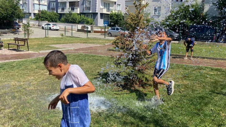 Belediye, çocukları serinletti
