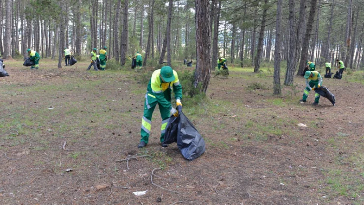 Belediye ekipleri mesire alanlarını temizliyor