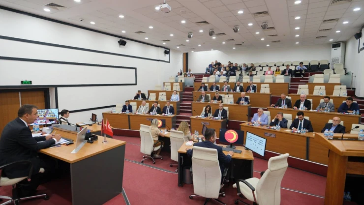 Belediye Meclisi'ne Kıyafet Tartışması Damga Vurdu