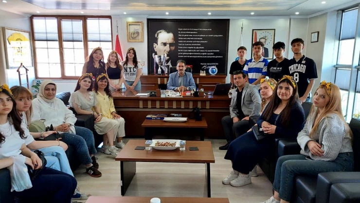 Belgesel Çeken Öğrencilerden Cide Belediye Başkanı Demir'e Ziyaret