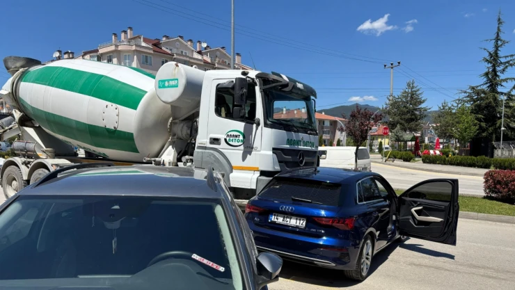 Beton Mikseri İle Otomobil Çarpıştı: 1 Yaralı