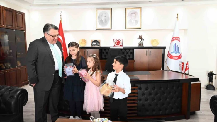 BEUN Rektörü Özölçer, 23 Nisan'da Makamını Miniklere Devretti