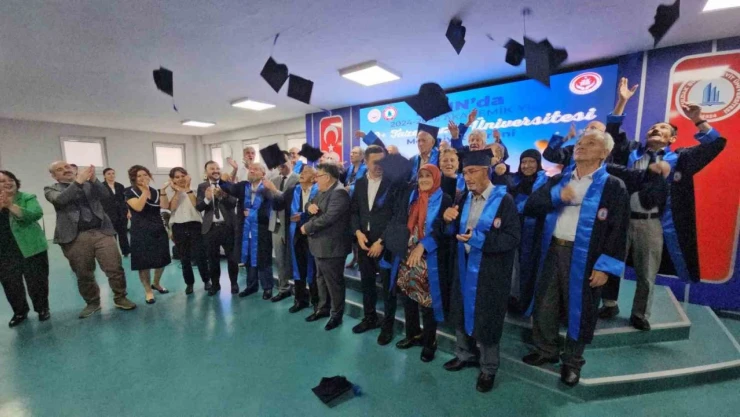 BEUN Tazelenme Üniversitesi'nde Mezuniyet Sevinci