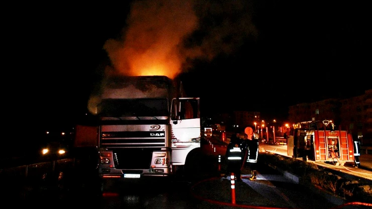 Beyaz eşya yüklü TIR yandı
