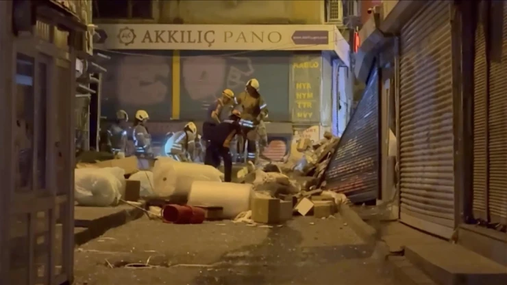 Beyoğlu'nda 2 Katlı Bina Patlamanın Ardından Çöktü