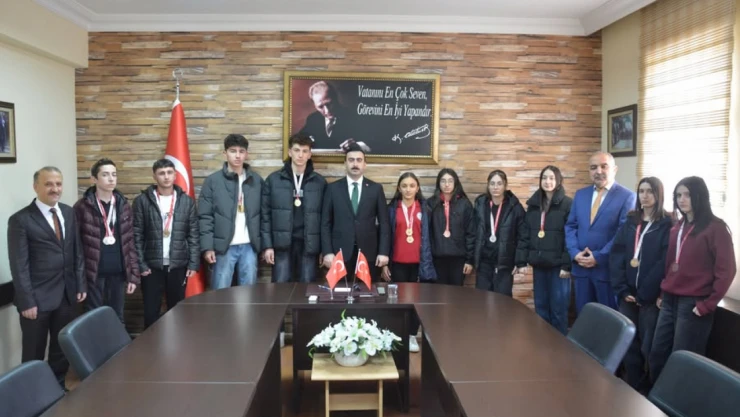 Bilekleri Bükülmedi