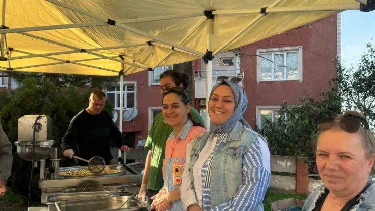 Muhtar Adayı Hayır Lokması Dağıtıp Vatandaşla Buluştu