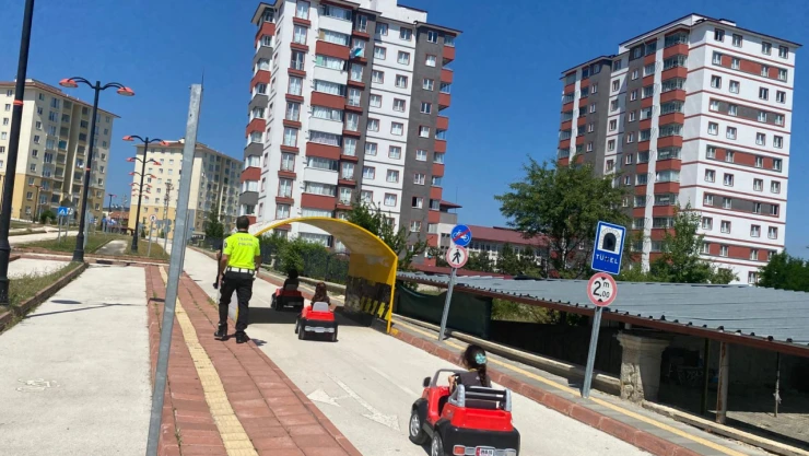 Bilinçli Nesiller İçin Eğitimler Devam Ediyor