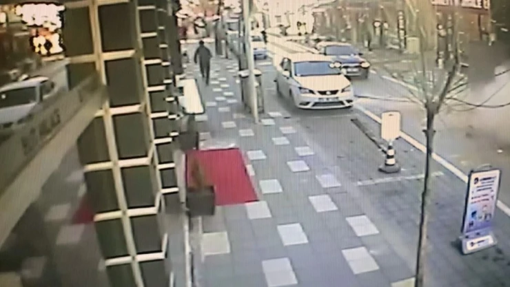 Bina Yıkımı Esnasında Facianın Eşiğinden Dönüldü: O Anlar kamerada