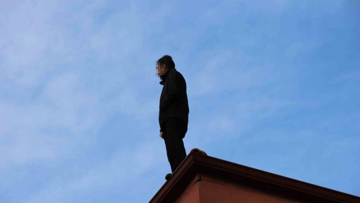 Binanın Çatısında İntihara Kalkıştı