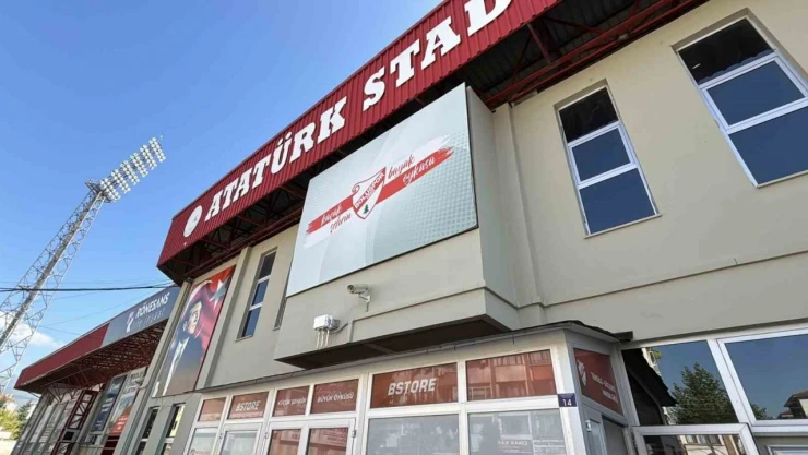 Atatürk Stadyumu'nda Yoğun Çalışma