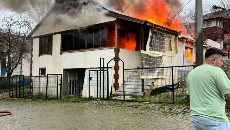 Bolu'da 2 Katlı Ahşap Ev Alev Alev Yandı