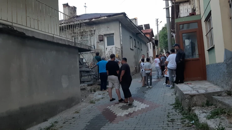 Bolu'da 3 Katlı Evin Çatı Katında Çıkan Yangın Söndürüldü