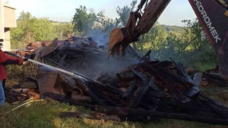 Ahşap Samanlık Küle Döndü